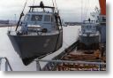 Boot 153 wird im Neustdter Hafen auf die "Nedlloyd Bahrain" verladen