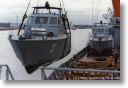 Boot 153 wird im Neust�dter Hafen auf die "Nedlloyd Bahrain" verladen