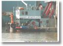 HAFENAMT 4 als Zubringerboot am Bagger "Bremerhaven" 